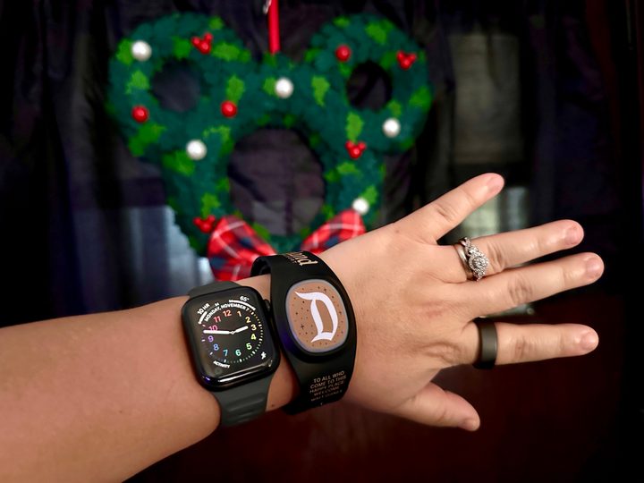 Apple Watch and Disney MagicBand+ on same wrist