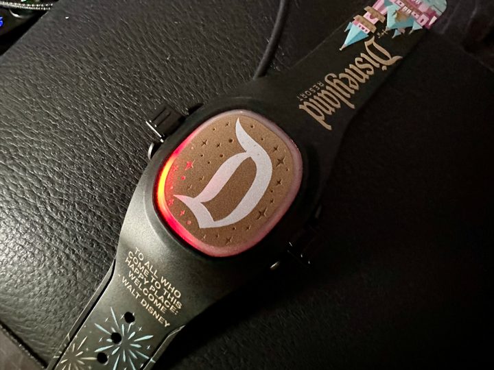 Disney MagicBand+ charging light