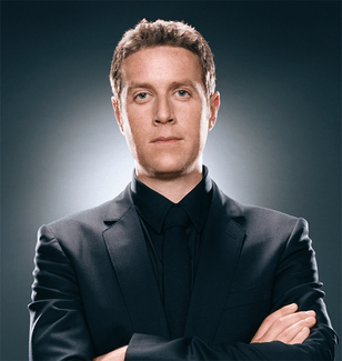 Geoff Keighley stands with his arms crossed.