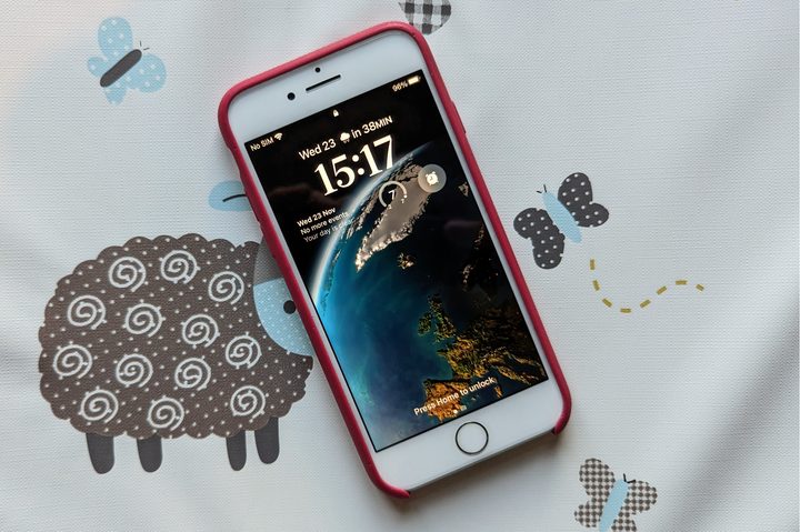 The iPhone 8 with the iOS 16 lockscreen.