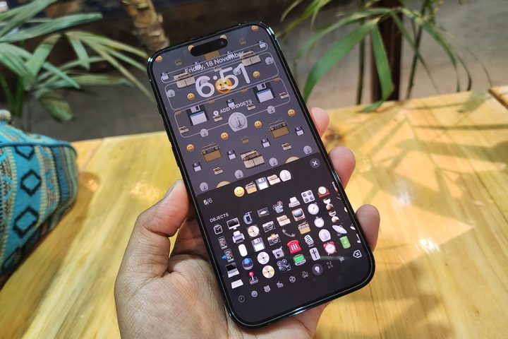 Emoji lock screen in iOS 16.