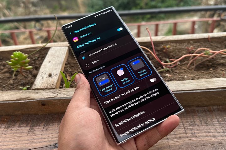 Controlling notification visuals for apps on Samsung Galaxy S22 Ultra.