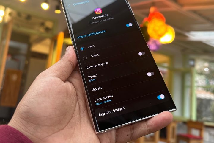 Comment notification controls per app on Samsung Galaxy S22 Ultra.
