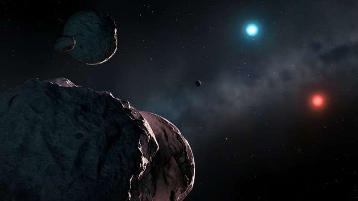 Artist’s impression of the old white dwarfs WDJ2147-4035 and WDJ1922+0233 surrounded by orbiting planetary debris, which will accrete onto the stars and pollute their atmospheres. WDJ2147-4035 is extremely red and dim, while WDJ1922+0233 is unusually blue.