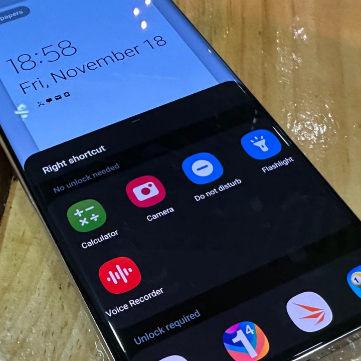 Lock screen shortcuts in One UI 5.