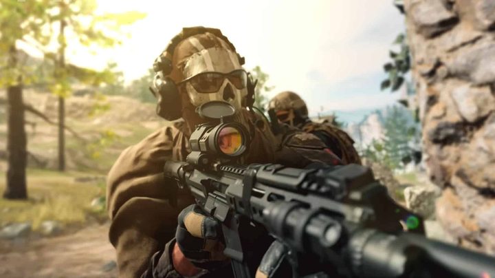 Character holding rifle in Warzone 2.0.