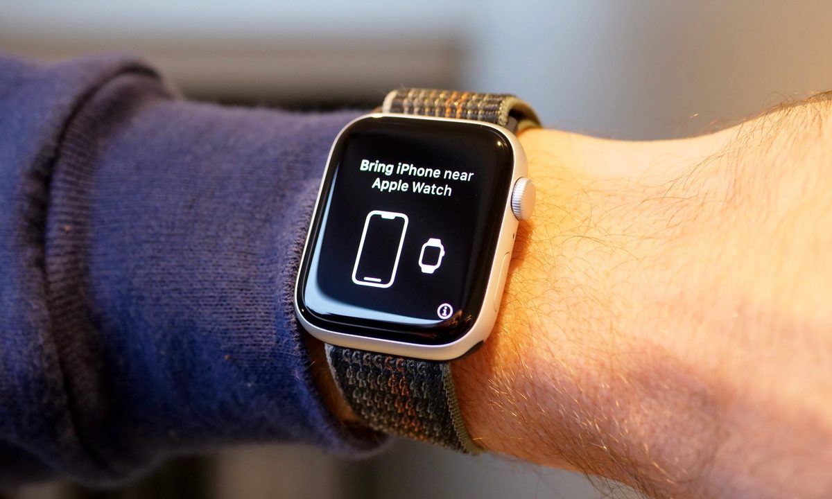 The Apple Watch SE 2 ready to pair with a phone.