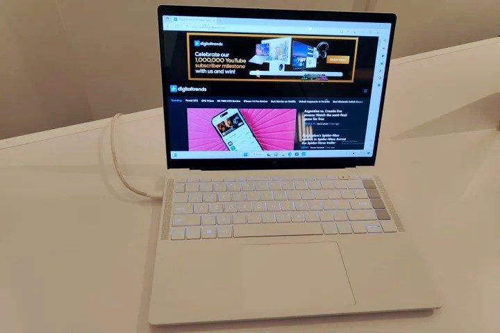 The back of the HP Dragonfly Pro Sparkling Black color option.