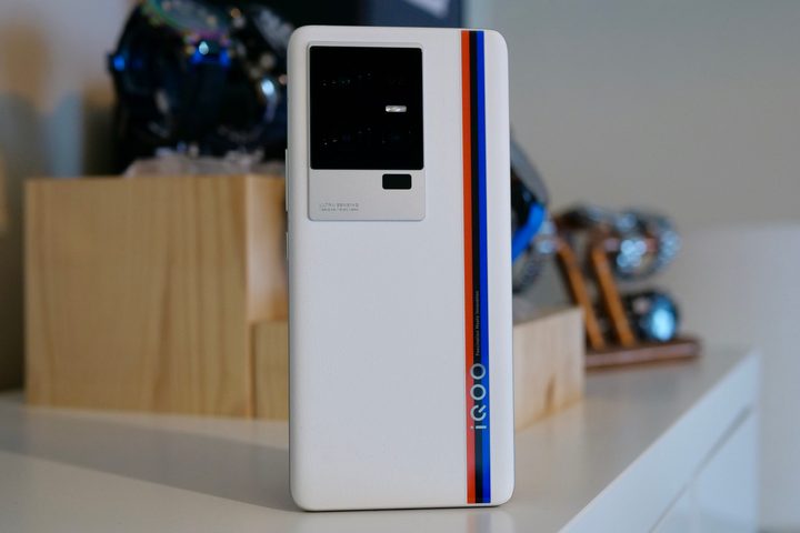 The back of the Iqoo 11.