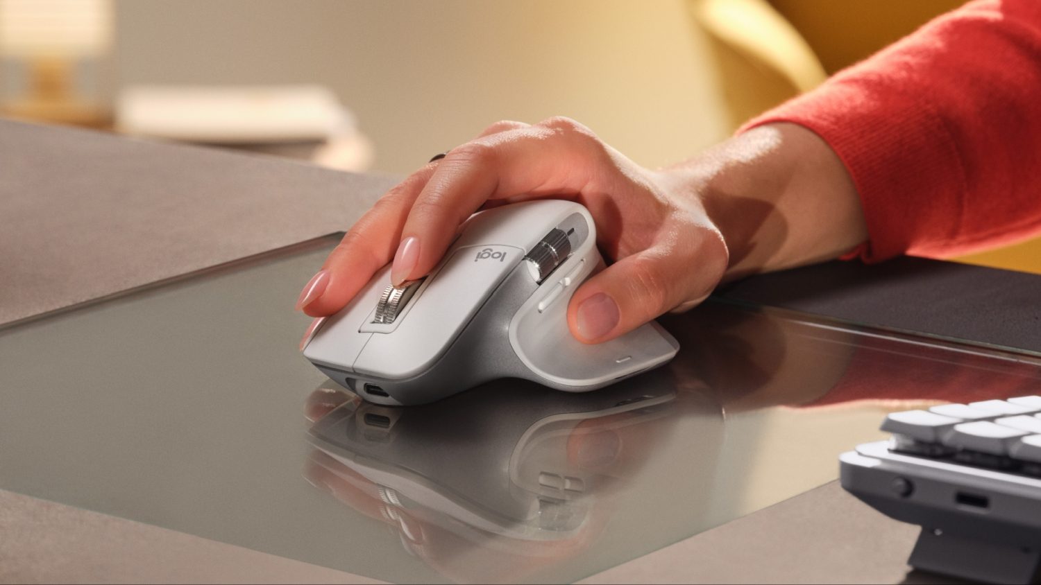 شخصی که از ماوس Logitech MX Master 3S برای Mac روی میز استفاده می کند.