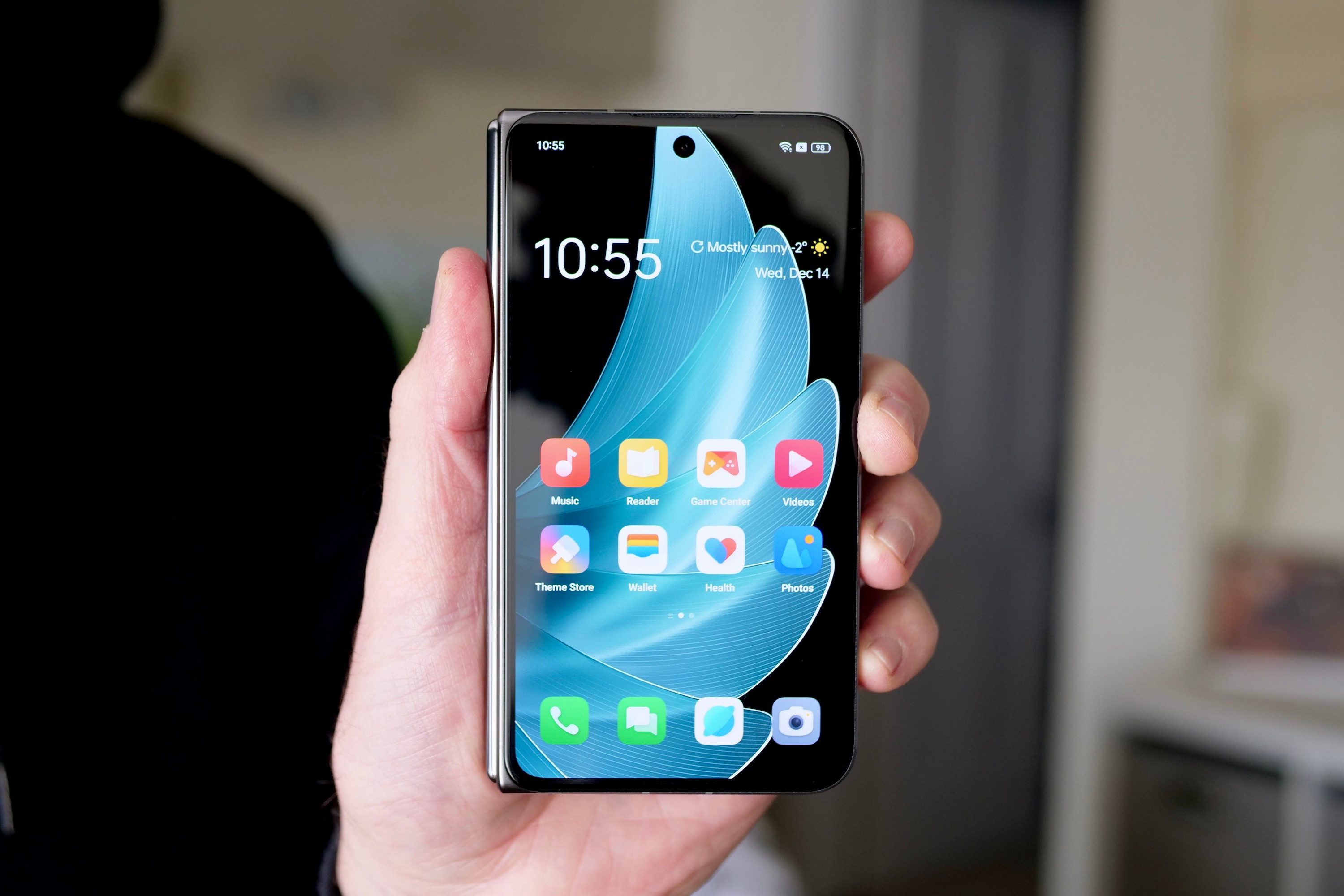 Person holding the Oppo Find N2.