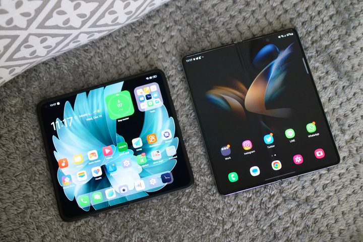 Oppo Find N2 and Galaxy Z Fold 4 with open screens.