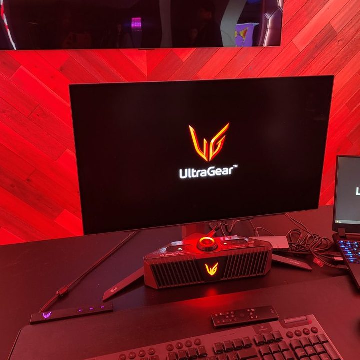 The deep black of LG UltraGear OLED QHD compared to the glare of the connected laptop.