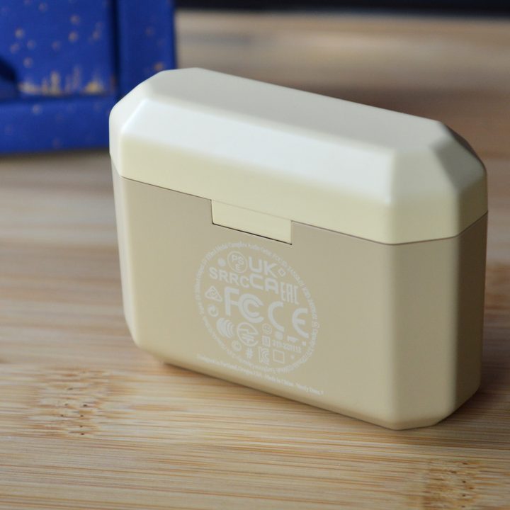 Back of Campfire Audio Orbit charging case, lid closed.