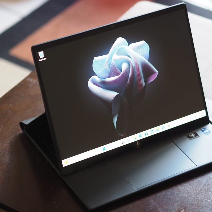 HP Dragonfly Folio G3 media mode showing display and touchpad.