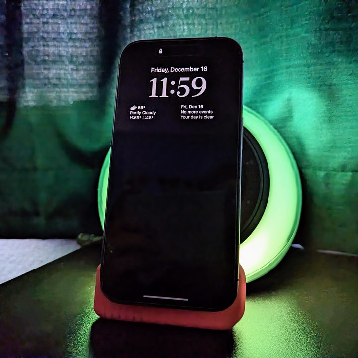iPhone 14 Pro with always on display no wallpaper or notifications