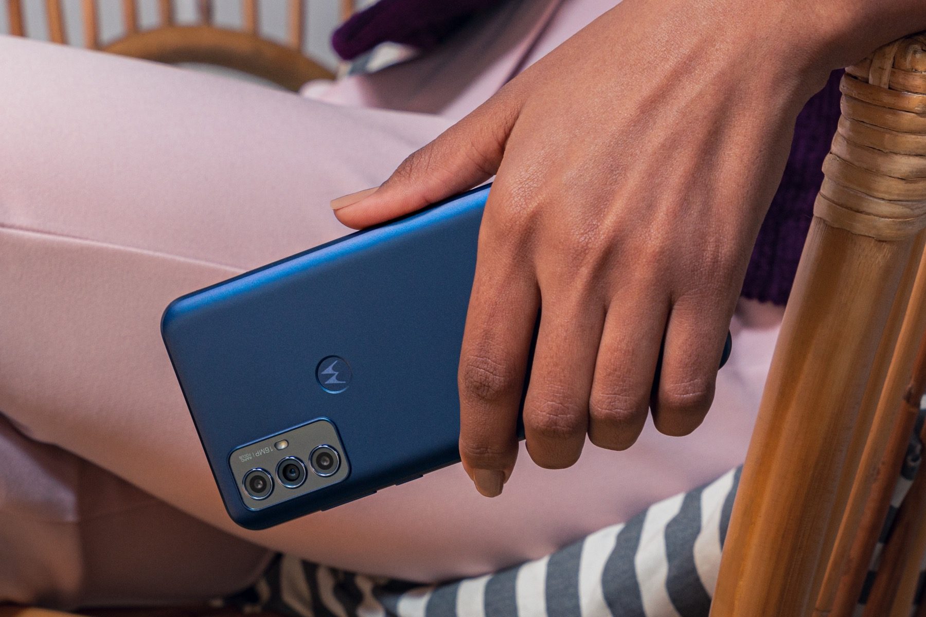 Motorola Moto G Play 2023 in the hands of a user.