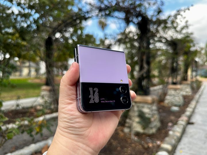 Samsung Galaxy Z Flip 4 Bora Purple cover screen idle in hand