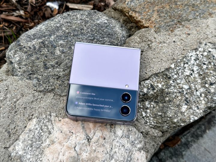 Samsung Galaxy Z Flip 4 Bora Purple cover screen notifications