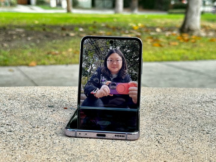 Samsung Galaxy Z Flip 4 Bora Purple open camera viewfinder
