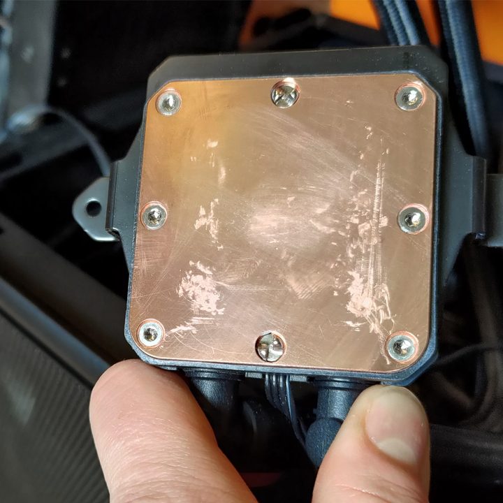 AIO cooler coldplate with scratches in the copper.