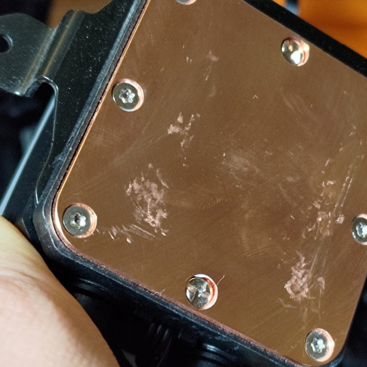 AIO coldplate scratched after Ryzen 7000 testing.