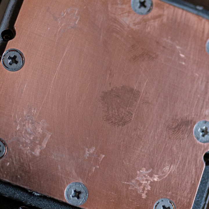 AIO coldplate scratched after Ryzen 7000 testing.