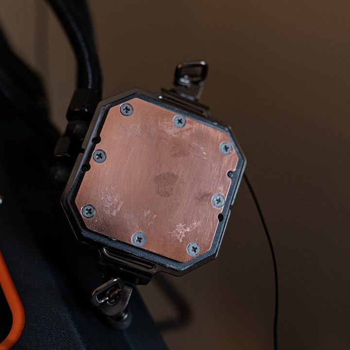 AIO coldplate scratched after Ryzen 7000 testing.