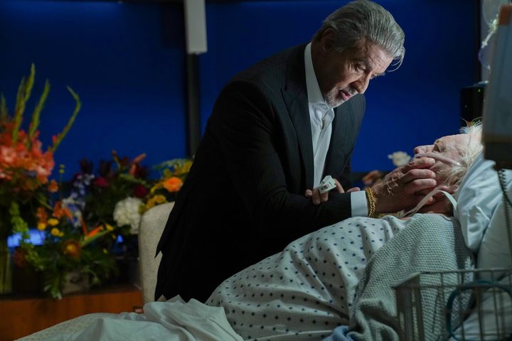 Sly Stallone visits an old man in a hospital in Tulsa King.