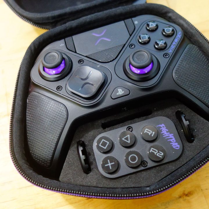 The Victrix Pro BFG sits in a case with all its swappable parts.
