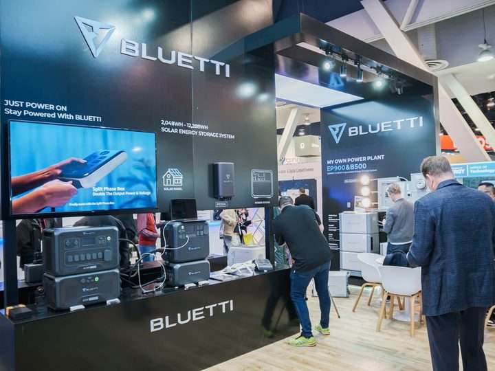Bluetti EP900 display in the background