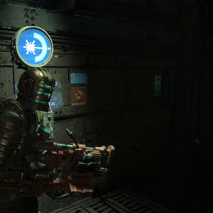 Isaac Clarke holds the Contact Beam weapon.