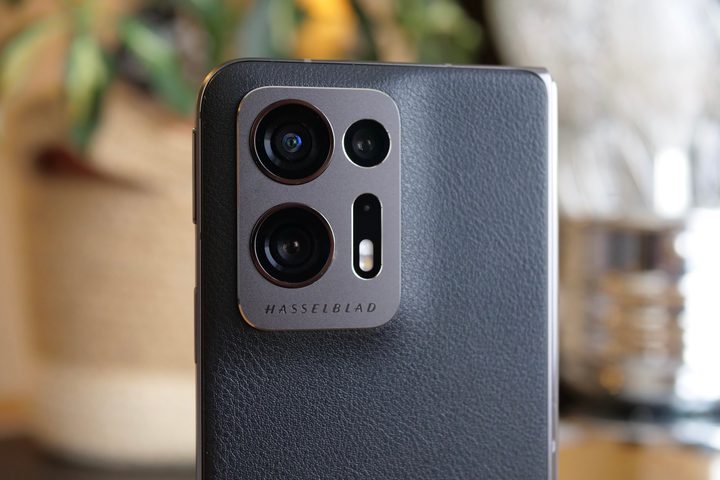Oppo Find N2's camera module.