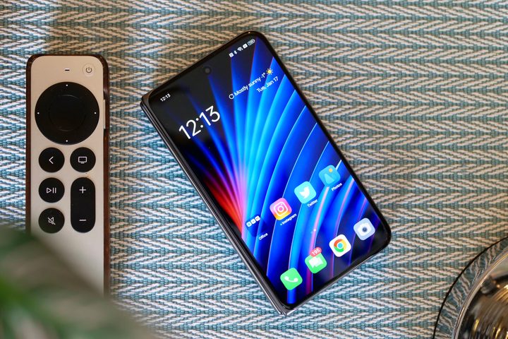 The Oppo Find N2's cover screen.