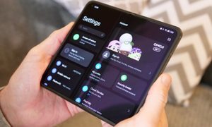 Settings on the Oppo Find N2's open screen.