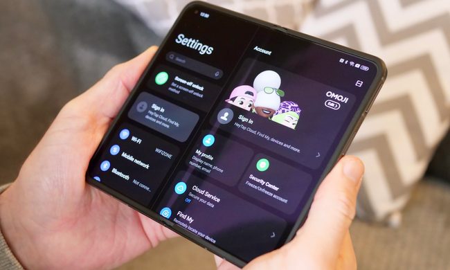 Settings on the Oppo Find N2's open screen.
