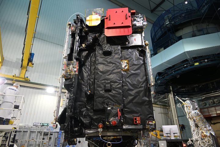 A commemorative plaque celebrating Galileo’s discovery of Jupiter’s moons was unveiled on ESA’s Jupiter Icy Moons Explorer, Juice, on 20 January 2023. The spacecraft had just completed its final tests before departing Airbus Toulouse, France for Europe’s Spaceport in French Guiana to count down to an April launch.