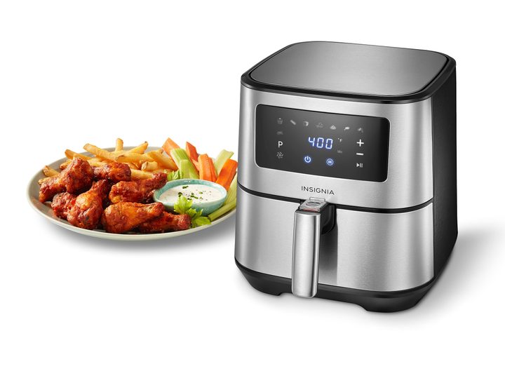 Insignia 5-quart Digital Air Fryer with fried foods nearby