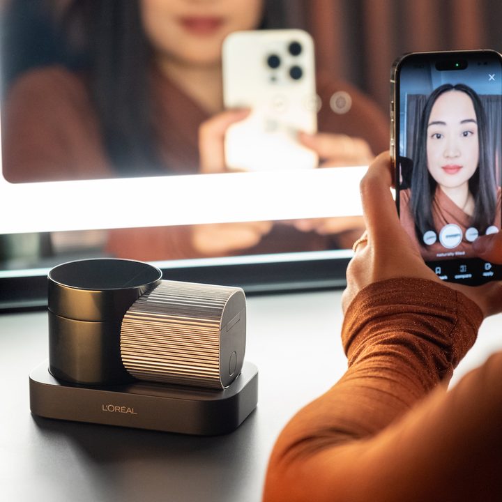 L'Oreal's Brow Magic printer with ModiFace AR app.