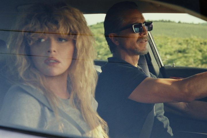 Natasha Lyonne and Benjamin Bratt sit in a car together in Poker Face.