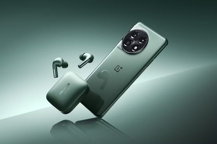 OnePlus 11 and OnePlus Buds Pro 2.