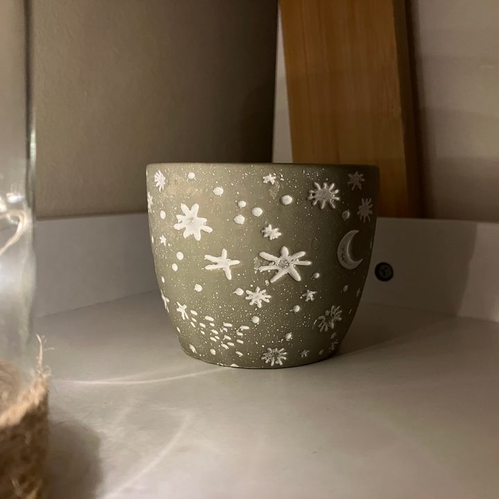 Night mode photo taken with the iPhone SE 2022.