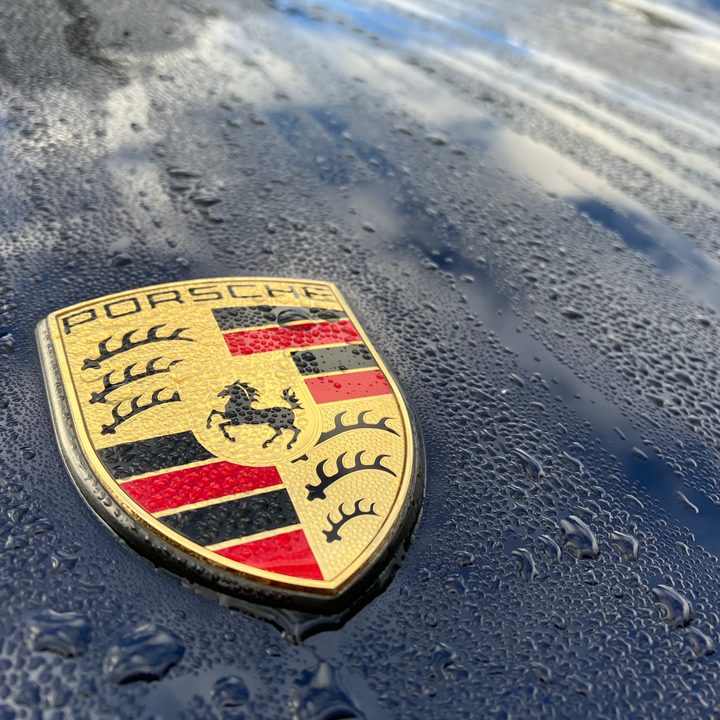 Photo of a Porsche emblem taken with the iPhone SE 2022.
