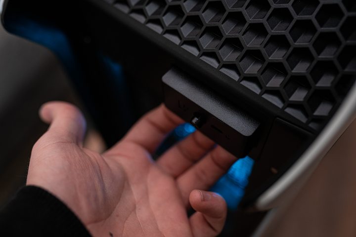 Opening latch on the Alienware Aurora R15 desktop.