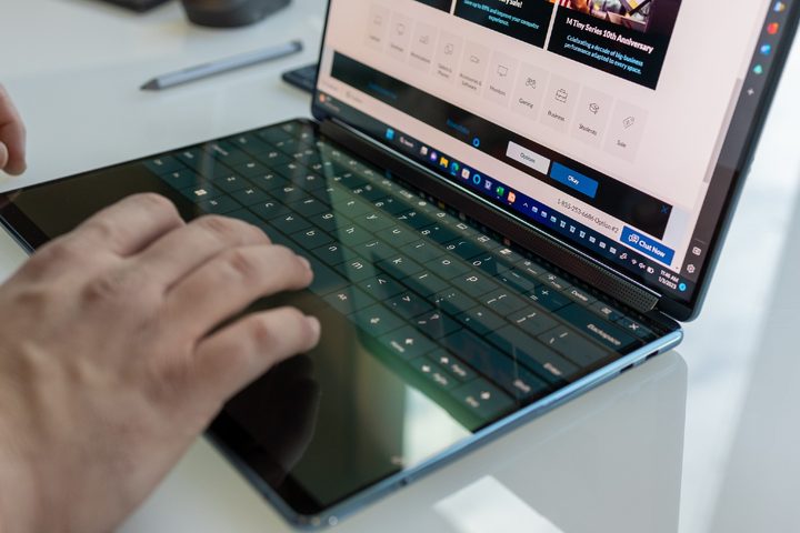 The digital keyboard of the Yoga Book 9i.