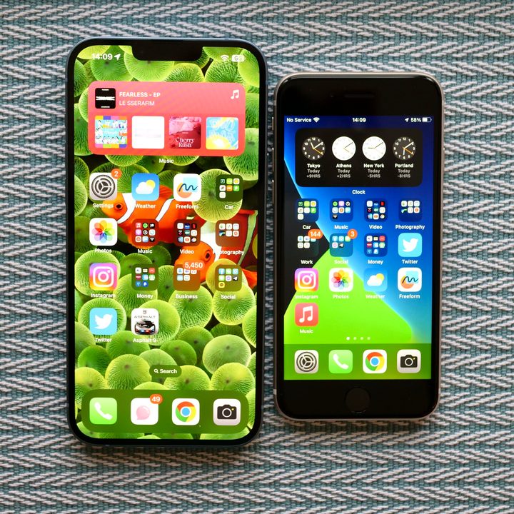 The iPhone SE 2022 and the iPhone 14 Plus's screens.