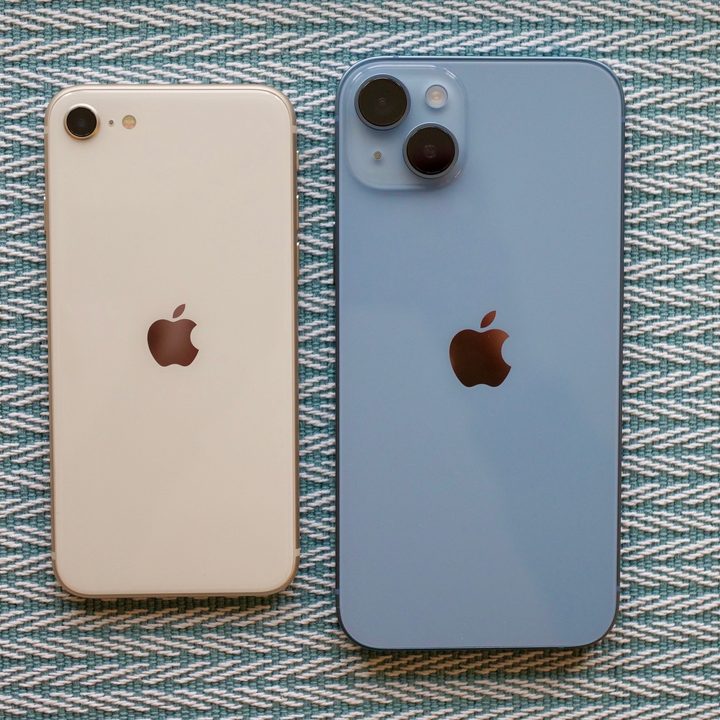 iPhone SE 2022 with the iPhone 14 Plus, seen from the back.