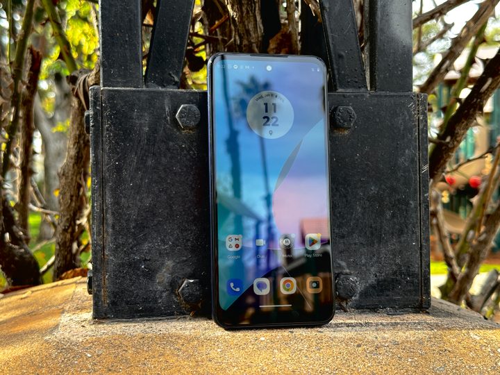 Moto G Play (2023) home screen with glare