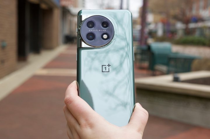 Someone holding the OnePlus 11.