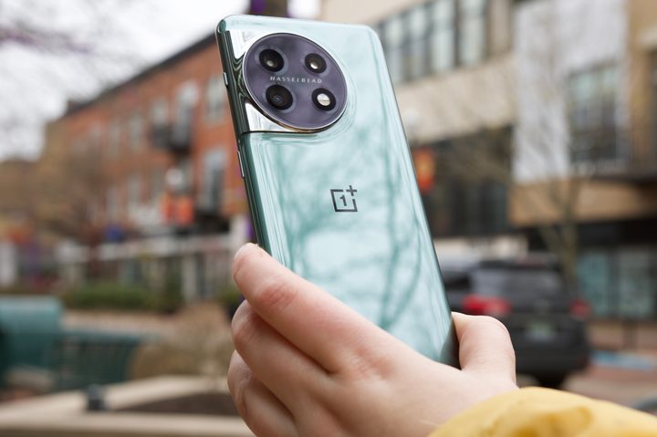 Someone holding the OnePlus 11.